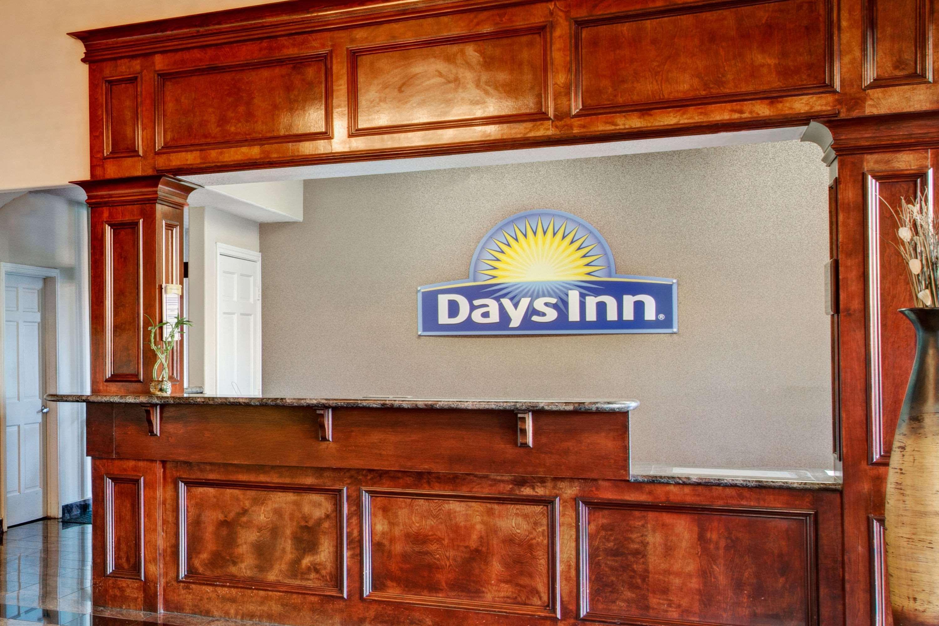 Days Inn & Suites By Wyndham Houston North - Spring Exterior photo